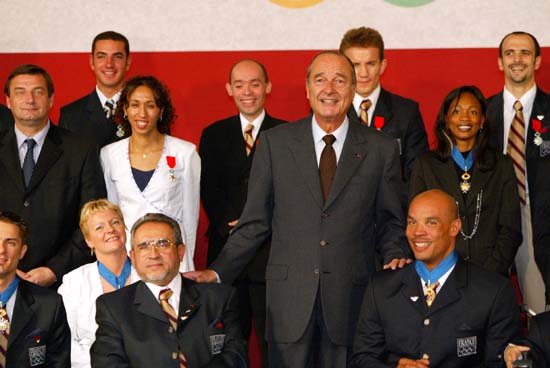 Cérémonie de remise de décorations aux athlètes paralympiques médaillés à Athènes - photo de famille