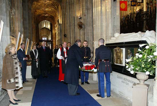 Le Président de la République dépose une gerbe sur la tombe du roi Edouard VII (chapelle Saint-Georges)