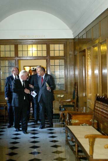 Visite officielle au Royaume-Uni - arrivée à Rhodes House - accueil par M. Chris Patten, Chancelier de l’Université.