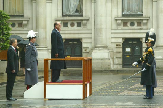 Sommet franco-britannique - accueil du PrÃ©sident de la RÃ©publique par Son Altesse Royale le prince Philip, du c d'Edimbourg (cour du For ...