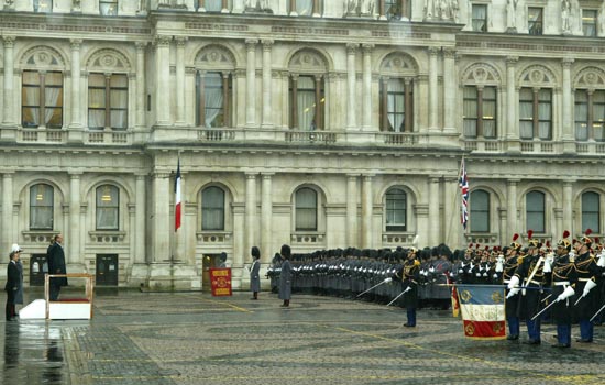 Sommet franco-britannique - accueil du PrÃ©sident de la RÃ©publique par Son Altesse Royale le prince Philip, du c d'Edimbourg - revue des ...