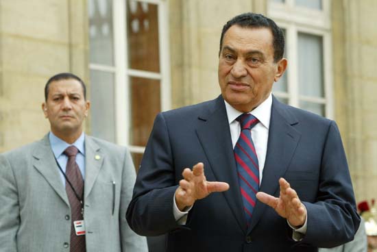 Point de presse informel de M. Hosni Moubarak à l'issue de son entretien avec le Président de la République (cour d'honneur)