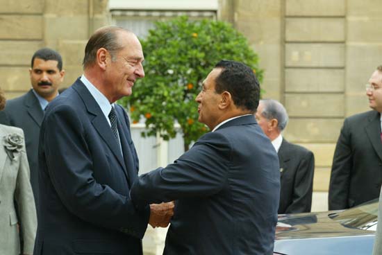Le PrÃ©sident de la RÃ©publique raccompagne M. Hosni Moubarak, PrÃ©sident de la RÃ©publique arabe d'Egypte à l'issue de leur e ...