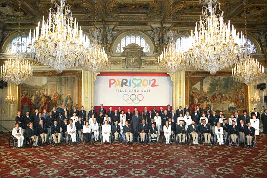 Cérémonie de remise de décorations aux athlètes paralympiques médaillés à Athènes - photo de famille