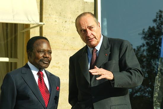 Entretien informel du Président de la République et de M. Omar Bongo (terrasse)