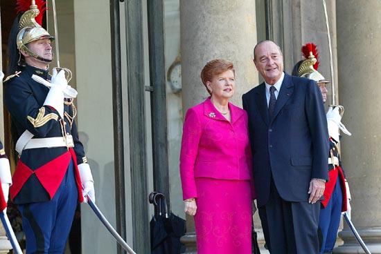 La Présidente de Lettonie, Mme Vaira Vike FREIBERGA et le Président de la République sur le perron