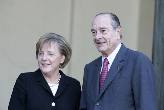 Le Président raccompagne la Chancelière de la République fédérale d'Allemagne