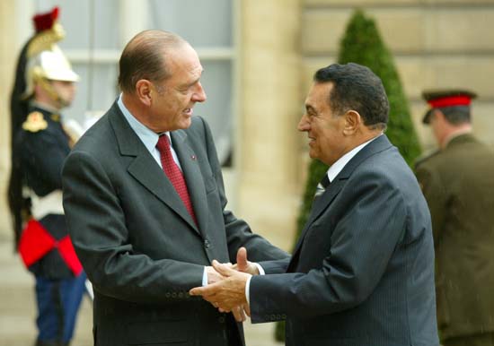 Le Président de la République, M.Jacques CHIRAC, accueille M. Hosni MOUBARAK, Président de la République arabe d'Egypte.