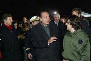 Le Président de la République, M.Jacques CHIRAC, accueille Christian Chesnot et Georges Malbrunot à leur arrivée à Villacoublay