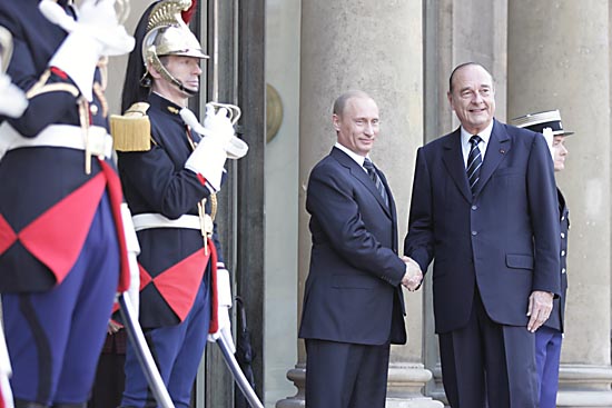 Le Président de la République, M.Jacques CHIRAC accueille M.Vladimir POUTINE, Président de la fédération de Russie.