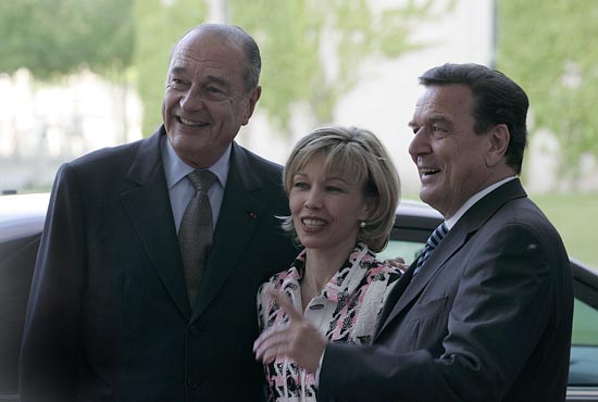 Le Président de la République, M. JAcques CHIRAC, en compagnie de M. et Mme SCHROEDER.