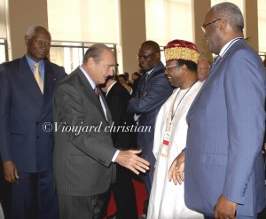 Jacques Chirac et Abdou Diouf saluent une délégation de personnalités africaines / Copyright Vioujard Christian